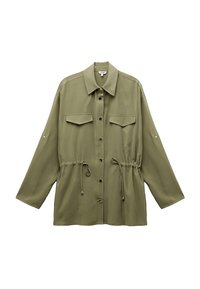 Giacca camicia verde oliva con colletto, due tasche frontali, vita con cordoncino e chiusura a bottone. Il tessuto appare liscio con una consistenza morbida.