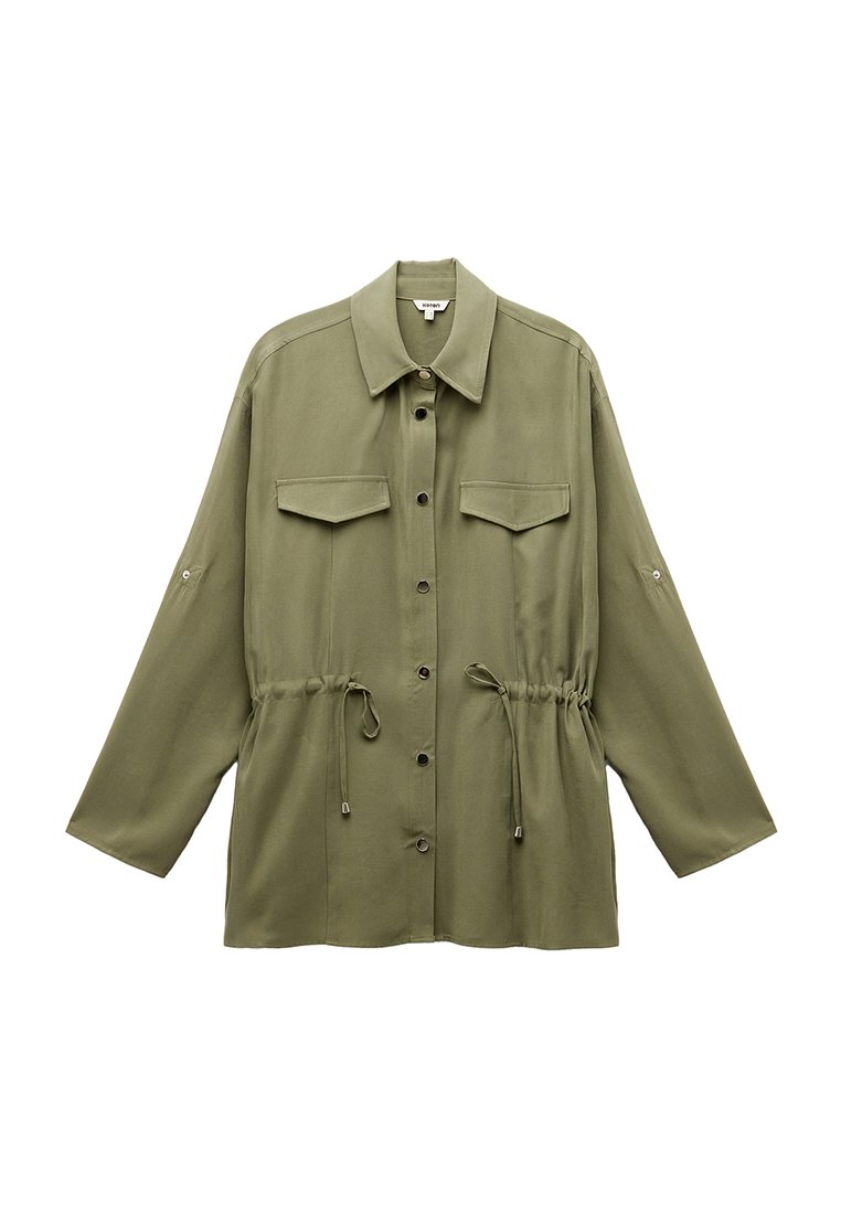 Giacca camicia verde oliva con colletto, due tasche frontali, vita con cordoncino e chiusura a bottone. Il tessuto appare liscio con una consistenza morbida.