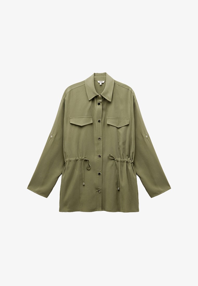 Chaqueta de camisa verde oliva con cuello, dos bolsillos frontales, cintura con cordón y cierre de botones. La tela parece lisa con una textura suave.