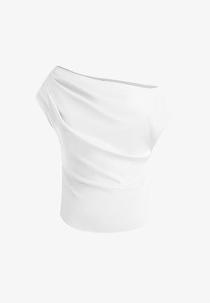 Top blanco de un solo hombro hecho de una tela suave. Presenta un diseño drapeado y un corte relajado. Mangas cortas y longitud por debajo de la cintura.