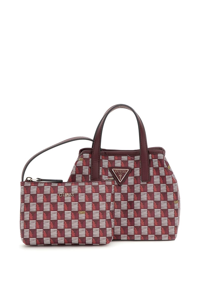 Rood en wit gestreepte totebag met leren handvatten, voorzien van een logo driehoek en een kleinere bijpassende ritszak. Beide zijn gestructureerd en textuurvol.