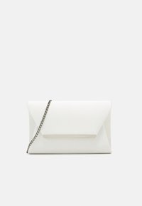 Clutch bianco in busta realizzata in materiale liscio, con finiture metalliche e tracolla in argento. Design minimalista senza motivi.