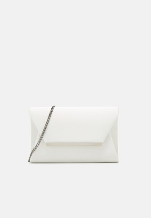 Bílý obálkový psaníčko vyrobené z hladkého materiálu, s kovovým lemem a stříbrným řetízkovým popruhem. Minimalistický design bez vzorů.