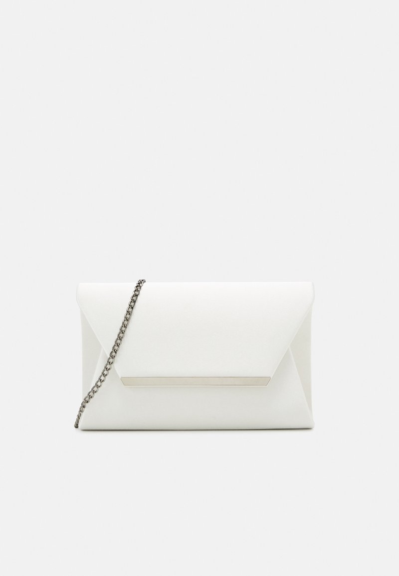 Clutch bianco in busta realizzata in materiale liscio, con finiture metalliche e tracolla in argento. Design minimalista senza motivi.