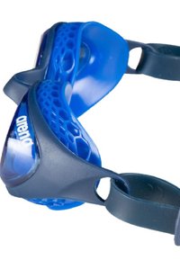 Blå simglasögon med en flexibel rem, gummiliknande textur och böjda linser. Har ett honungskakemönster på sidorna för förbättrat grepp.