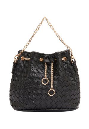 Borsa a secchiello in pelle intrecciata nera con dettagli in catena dorata, chiusura con cordino e due anelli metallici. Superficie testurizzata con una base arrotondata.