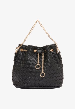 Mustassa kudotussa nahkassa oleva ämpärilaukku, jossa on kultaketjuakoristeet, kiristysnauha ja kaksi metallirengasta. Taitettava pinta, jossa on pyöreä pohja.