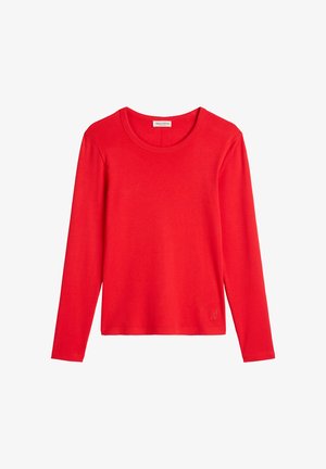 Chemise rouge à manches longues en coton doux avec un col rond et un logo brodé en bas à gauche. Texture lisse, coupe décontractée.