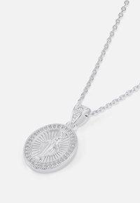 Ασημένιο κολιέ με αλυσίδα και οβάλ μενταγιόν θρησκευτικού τύπου, με ανάγλυφη φιγούρα και περιμετρικά μικρούς κρυστάλλους.