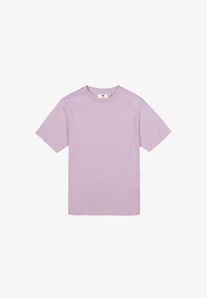 Camiseta de algodón lila con mangas cortas, cuello redondo y texto en el frente "PERSPECTIVA FUTURA". Cuenta con una pequeña etiqueta en la manga izquierda.