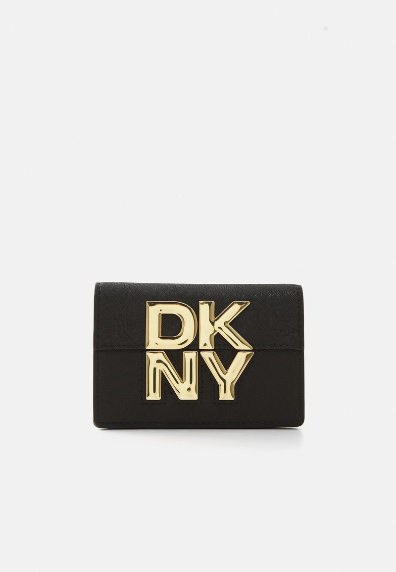 Čierna kožená peňaženka s textúrovaným povrchom, s výrazným zlatým kovovým logom "DKNY" na prednej strane. Kompaktný obdĺžnikový tvar.
