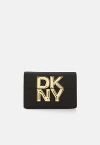 Črn usnjen etui za kartice z teksturirano površino, ki ima izstopajoč zlat logotip "DKNY" na sprednji strani. Kompakten pravokotna oblika.
