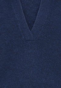 Pull en maille bleu foncé avec un col en V. Texture douce et accents côtelés le long de l'encolure et de l'ourlet. Style décontracté unisexe.