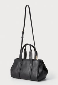 Borsa a tracolla in pelle nera con finitura testurizzata, dotata di doppi manici e di una tracolla regolabile. Gli accessori in metallo dorato valorizzano il suo design.