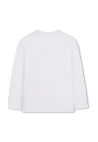 Camicia bianca a maniche lunghe realizzata in tessuto morbido. Presenta un colletto tondo e dettagli di cucitura discreti lungo le spalle. Vista posteriore mostrata.