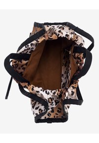 Sac fourre-tout imprimé léopard avec un haut froncé, des accents noirs et un intérieur marron. Comprend des poches intérieures pour l'organisation.