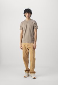 BOSS TALES - Jednoduché tričko - open brown