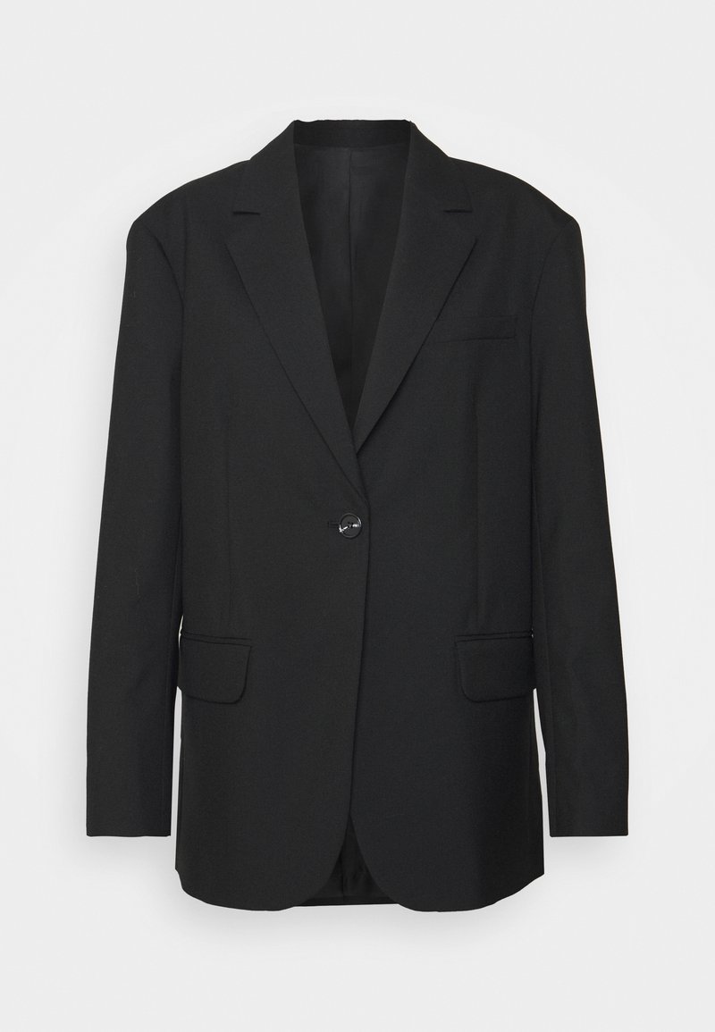Blazer noir à un bouton avec revers et deux poches à rabat sur le devant, présenté sur un fond clair uni.