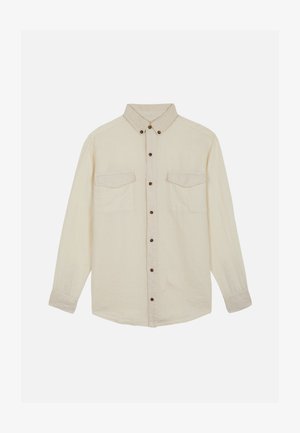 Camisa beige de manga larga con botones, dos bolsillos en el pecho y cuello abotonado, mostrada sobre fondo blanco.