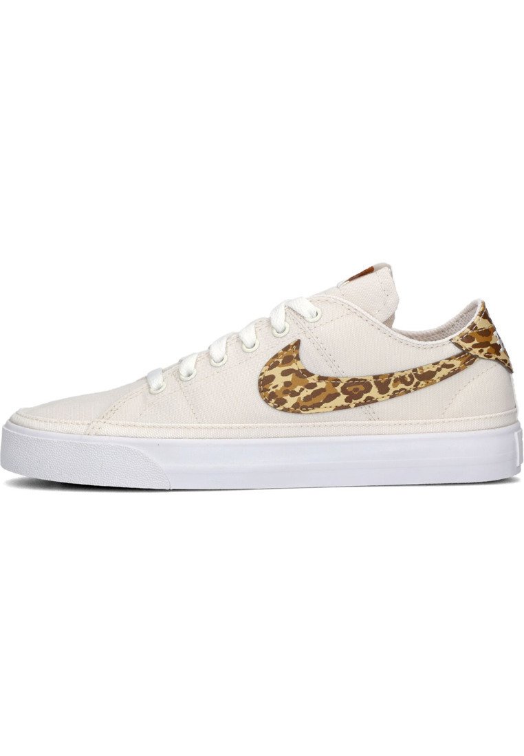 Zapatillas de lona blancas con un logo de Nike en estampado de leopardo marrón, cordones blancos y una suela de goma texturizada.