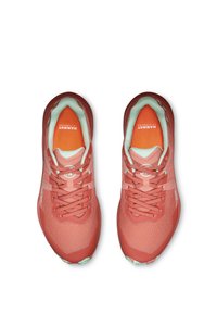 Scarpe da ginnastica in rosa e verde menta con tomaia in rete, lacci e colletto imbottito. Presentano una suola testurizzata e un dettaglio del logo sulla linguetta.