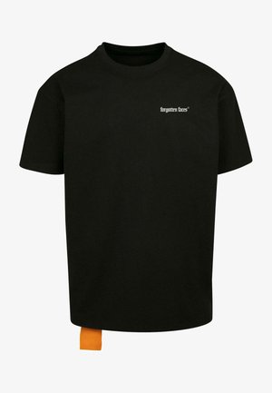 Fekete pamut póló rövid ujjakkal, kerek nyakkal és fehér "elfeledett arcok" felirattal. Figyelemfelkeltő narancssárga címke az alsó bal oldalon.