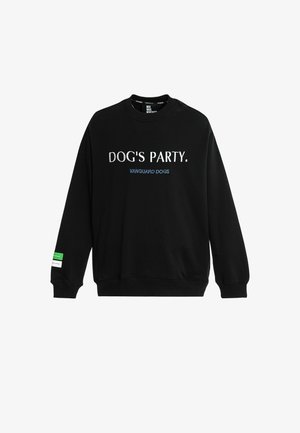 Sudadera negra con cuello redondo con texto blanco "DOG'S PARTY." y texto azul más pequeño "VANGUARD DOGS" en el pecho, etiqueta verde y blanca en la manga izquierda.