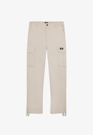 Beżowe spodnie cargo z dwoma dużymi kieszeniami bocznymi, zapięciem na guziki z przodu i wiązaniem u dołu nogawek. Wykonane z trwałego materiału o gładkiej fakturze.