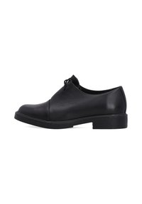 Zwarte leren schoen met een gladde textuur, ronde neus, lage hak en vetersluiting. Strakke lijnen met minimale accenten.
