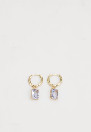 Kultaiset rengaskorvakorut, joissa on suorakulmaisia vaaleansinisia jalokiviä. Jalokivet on kiinnitetty niin, että ne liikkuvat.