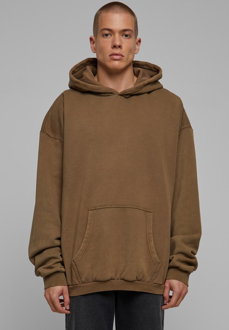 Sudadera marrón con capucha, con mangas largas, un bolsillo tipo canguro y dobladillo acanalado. Fabricada con una tela suave y de textura lisa.