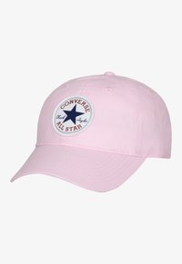 Rosa baseball cap laget av bomull, med et rundt merke som har en blå stjerne og teksten 'Converse All Star'. Myk tekstur, buet skjerm.