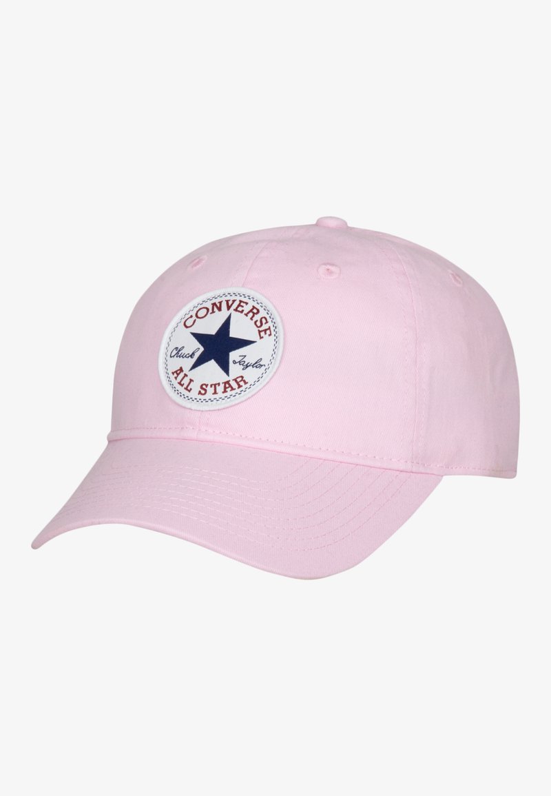 Rosa baseball cap laget av bomull, med et rundt merke som har en blå stjerne og teksten 'Converse All Star'. Myk tekstur, buet skjerm.