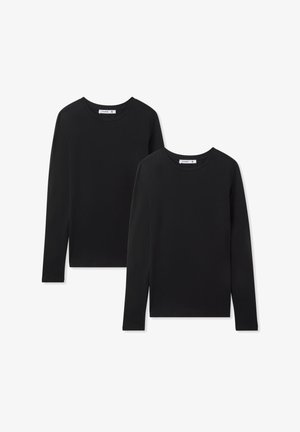 Magliette a maniche lunghe nere in tessuto morbido e elasticizzato. Caratterizzate da un collo rotondo e una vestibilità standard. Due articoli esposti insieme.