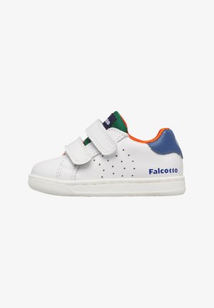 Scarpa da ginnastica bianca per bambini con due cinturini in velcro, linguetta verde, fodera interna arancione, puntale posteriore blu e marchio "Falcotto" sul lato.