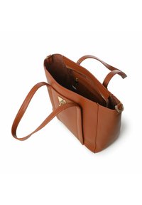 Borsa a tote in pelle marrone con due manici corti, apertura superiore e una placca logo in tonalità dorata sulla parte anteriore. Texture liscia, tasche interne spaziose.