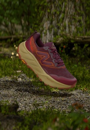 New Balance, HIERRO V9 - Metsajooksu tossud - mulled wine/neo flame