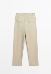 Pantalon beige à jambes droites avec passants pour ceinture et deux poches à rabat à l'arrière, présenté à plat sur un fond blanc.