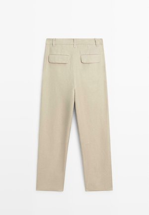 Pantaloni beige a gamba dritta con passanti per cintura e due tasche posteriori con patta, mostrati distesi su uno sfondo bianco.
