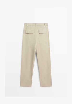 Pantaloni beige a gamba dritta con passanti per cintura e due tasche posteriori con patta, mostrati distesi su uno sfondo bianco.