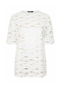 Camiseta blanca de manga corta con un patrón de rayas metálicas doradas en horizontal. Presenta un cuello redondo y un bolsillo frontal. Textura suave.