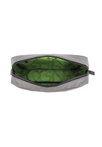 Sacchetto in tessuto grigio con chiusura a zip. All'interno c'è una fodera verde con un motivo ripetuto. I bordi sono leggermente arrotondati e la texture è liscia.