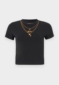Czarny bawełniany t-shirt z okrągłym dekoltem, krótkimi rękawami oraz złotymi wzorami łańcucha z napisami "Jordan" i "MJ".