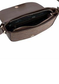 Braune Leder-Umhängetasche mit einer gemusterten Canvas-Front, goldfarbenen Metallteilen, zwei Reißverschlussfächern und schwarzer Innenausstattung. Einfacher Klappverschluss.