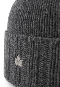 Grijze gebreide beanie met verticale ribstructuur, voorzien van een klein geborduurd esdoornblad in lichtgrijs aan de voorkant.