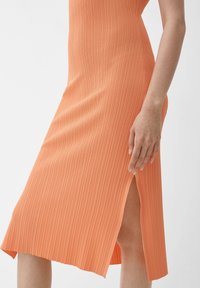s.Oliver MIT STRUKTUR - Strickkleid - mango