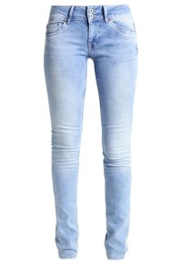 Jeans de mezclilla azul claro con un ajuste slim, que cuentan con dos bolsillos frontales, dos bolsillos traseros, cremallera y cierre de dos botones. Acabado ligeramente desgastado.