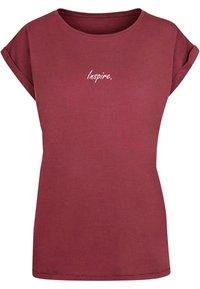 Bordeaux kortermet T-skjorte laget av bomull, med rund halslinning og broderte "Inspire" i sentrum på brystet. Glatt tekstur.
