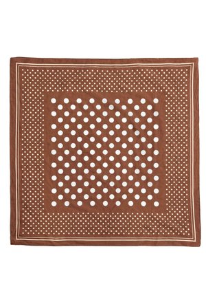 Hnedý štvorcový šál s veľkými bielymi bodkami uprostred a menšími bielymi bodkami okolo okraja, ohraničený tenkými krémovými líniami.