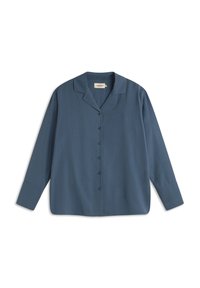 Camisa azul de botones con cuello y mangas largas. Fabricada con una tela suave, presenta un ajuste relajado y sin patrones visibles.